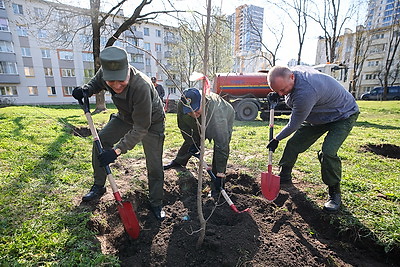 Республиканский субботник: сотрудники Госсекретариата приняли участие в благоустройстве сквера