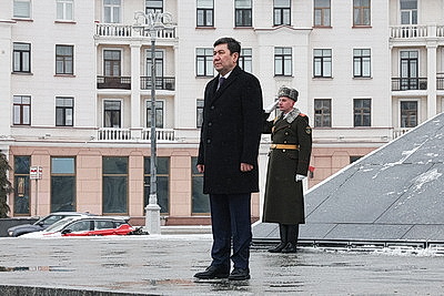 Председатель Мажилиса Парламента Казахстана возложил венок к монументу Победы в Минске