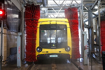 Чистота по регламенту: как готовят к рейсу автобусы, тепловозы и поезда метро