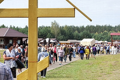 Сквозь века и традиции. Почему тысячи людей стремятся на \"Маковей\" к Голубой кринице