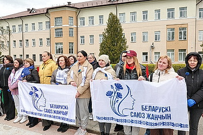 \"Символ мая, Победы, добра и плодородия\". В Беларуси проходит акция \"Яблоневый сад\"