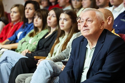 Сохранить настоящее и почаще задумываться, что ждет в будущем. Какие темы звучали на встрече Жука с кобринчанами
