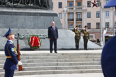 Председатель Национального народного собрания парламента Алжира возложил венок к монументу Победы в Минске