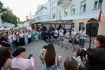 Живая музыка, ярмарки и уличные перформансы: праздничная атмосфера царит на улицах фестивального Витебска