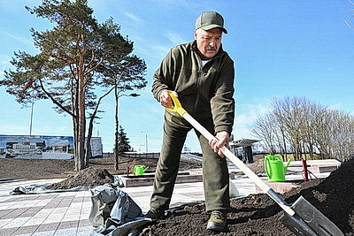 Лукашенко на субботнике работал на площадке Национального исторического музея