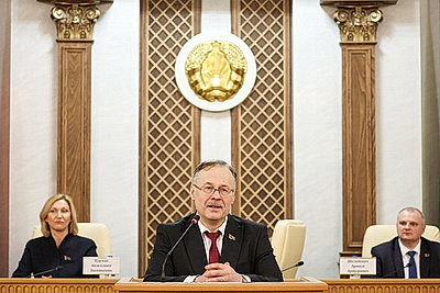 \"Гордимся тем, что нам выпала такая честь\". В Верховном Суде столичным школьникам вручили первые паспорта