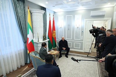 Президенты Беларуси и Мьянмы накануне официальных переговоров встречаются в неформальной обстановке