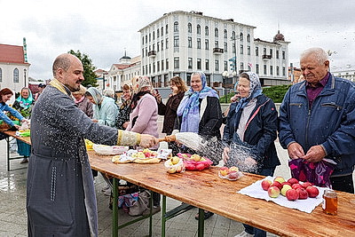Православные верующие отмечают Яблочный Спас