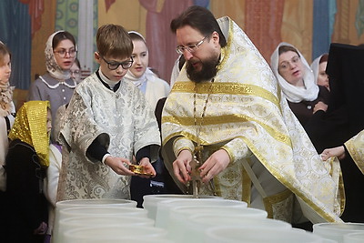 Православные верующие празднуют Крещение Господне