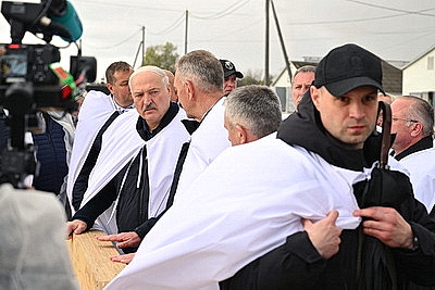 Лукашенко совершил рабочую поездку в Петриковский район