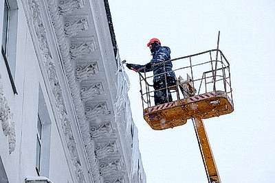 Коммунальщики очищают крыши от снега и сосулек