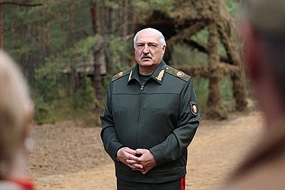 Лукашенко ознакомился с развитием и практическим использованием в войсках систем связи