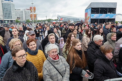Минчане и гости столицы празднуют 9 Мая