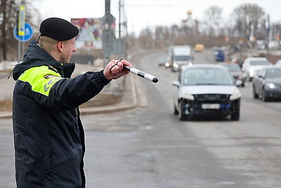 Вместо проверки документов - цветы. Сотрудники ГАИ поздравили могилевских женщин-водителей
