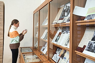 \"Рукописи и фронтовые переписки\". Что можно увидеть на выставке к 105-летию со дня рождения Ивана Мележа в Минске