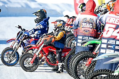 С жаждой адреналина. Белорусские гонщики покорили стихию на соревнованиях по мотоспидвею