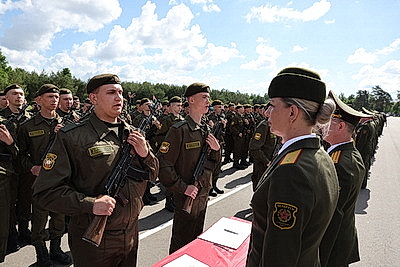 Лукашенко принял участие в церемонии приведения к военной присяге в Борисовском районе
