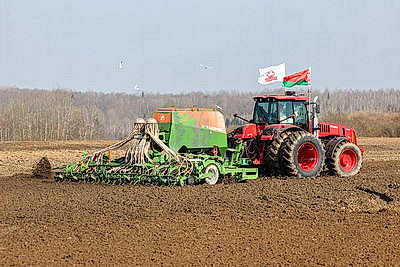 В поле - с добрым сердцем. В Витебском районе дали старт посевной кампании