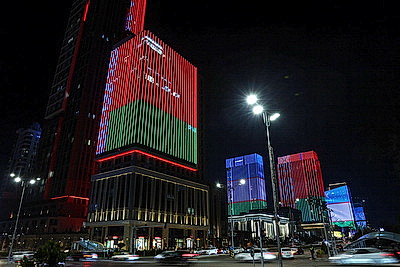 В Ташкенте здания окрасились в цвета белорусского флага