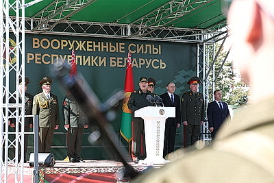 Лукашенко принял участие в церемонии приведения к военной присяге в Борисовском районе