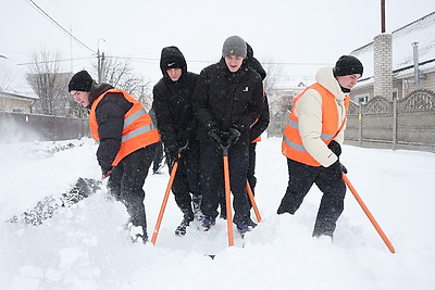 Помогают пожилым и чистят территории. К уборке снега присоединилась молодежь