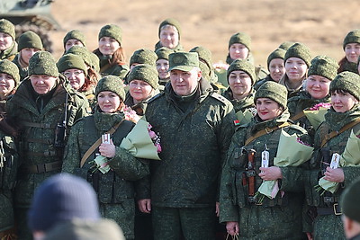 Женщин-военнослужащих Западного оперативного командования с наступающим 8 Марта поздравили на полигоне