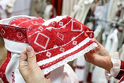 Дизайнерский наряд с кодом предков. Костюмы Малоритского строя вписались в современный гардероб