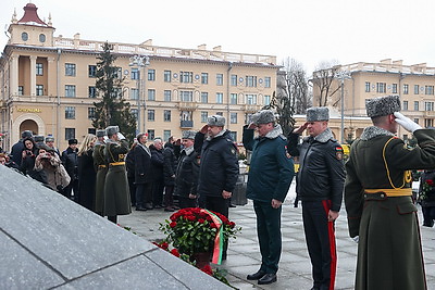 К монументу Победы возложили цветы в День защитников Отечества