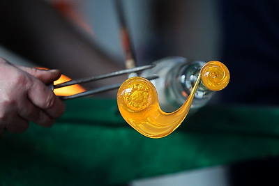 Женщина-стеклодув из Березовки 20 лет создает шедевры из стекла и хрусталя