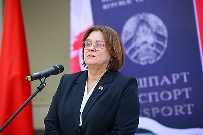 \"Важный день, который останется в памяти\". Столичным школьникам вручили паспорта в Минской ратуше