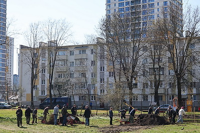 Республиканский субботник: сотрудники Госсекретариата приняли участие в благоустройстве сквера