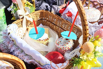 Православные верующие освящают пасхальную трапезу в храмах Беларуси