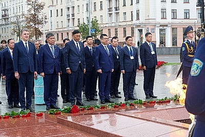Президент Мьянмы возложил венок к монументу Победы в Минске