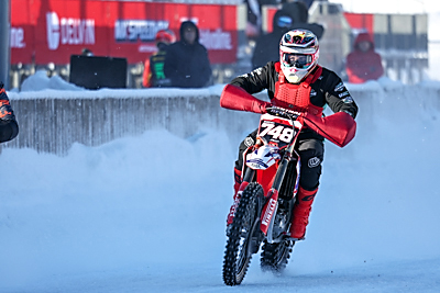 С жаждой адреналина. Белорусские гонщики покорили стихию на соревнованиях по мотоспидвею