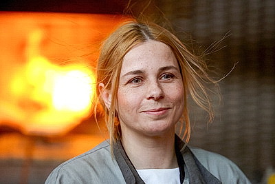 Как хрупкая женщина из Гродно держит под контролем стекловаренную печь