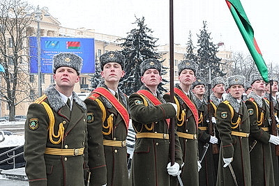 Председатель Мажилиса Парламента Казахстана возложил венок к монументу Победы в Минске