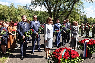 Памятник летчику Александру Мамкину открыли в столичном парке