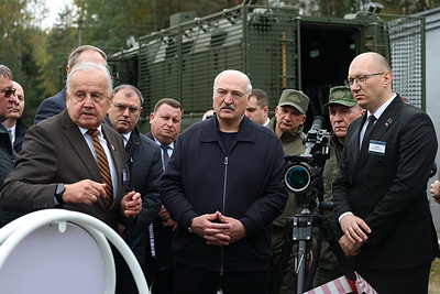 Лукашенко ознакомился с научными разработками гражданского и оборонного назначения