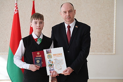 Паспорта лучшим учащимся из Минской области вручили в старейшей гимназии страны