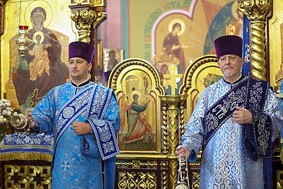 Православные верующие празднуют Рождество Пресвятой Богородицы