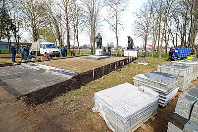 Республиканский субботник: премьер-министр принял участие в благоустройстве братской могилы в Минском районе