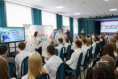 \"Единство начинается с каждого из нас\". Молодежь обсудила ценности праздника на акции \"Беларусь адзіная\"