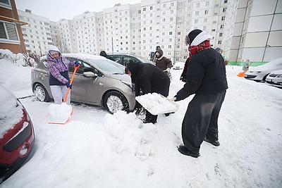 Последствия снегопада устраняют в городах Беларуси