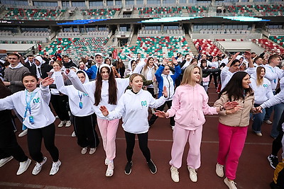 Олимпийские чемпионы провели зарядку для 3,5 тыс. студентов на минском стадионе \"Динамо\"