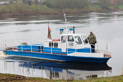 В Витебском районе курсирует \"Титаник\". Катер перевозит жителей Суража
