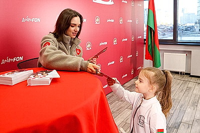 Двукратный серебряный призер Олимпийских игр Евгения Медведева провела мастер-класс для юных спортсменов