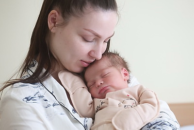 \"На Новый год получили самый важный подарок в жизни\". В Гродно поздравили женщин, родивших 1 января