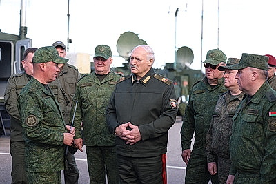 Лукашенко ознакомился с развитием и практическим использованием в войсках систем связи