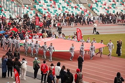 Олимпийские чемпионы провели зарядку для 3,5 тыс. студентов на минском стадионе \"Динамо\"