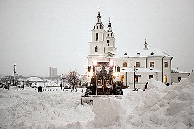 Последствия снегопада устраняют в городах Беларуси